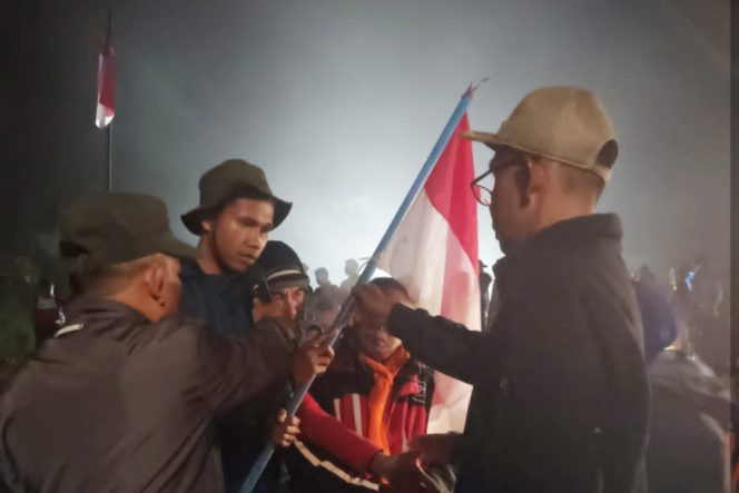 
					Camat PSM Lepas Rombongan Pengibar Bendera Merah Putih Menuju Puncak Sorik Marapi
