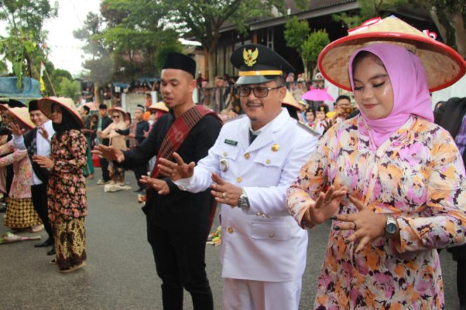 
					Kesenian dan Pentas Drama Warnai Karnaval HUT RI Ke 78 di Tambangan