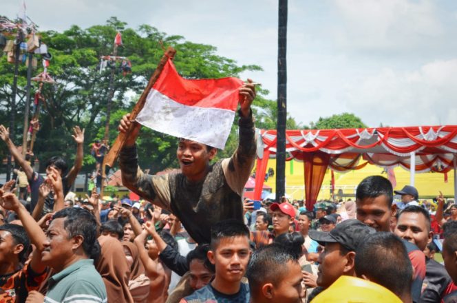 
					Ribuan Warga Kota Padangsidimpuan Ikuti Pesta Rakyat Lomba Panjat Pinang Dalam HUT ke-78 RI 