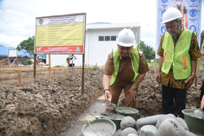 
					Bupati Tapsel Lakukan Peletakan Batu Pertama Pembangunan RSUD Pintu Padang