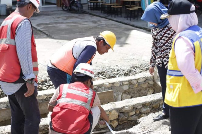
					Wabup Atika Tinjau Pembangunan Drainase di Jalan Willem Iskandar, Panyabungan