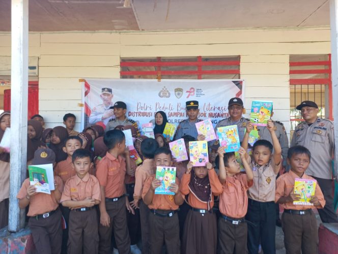 
					Polri Peduli Budaya Literasi, Polsek MBG Salurkan Buku Untuk Pelajar SD 395 Singkuang