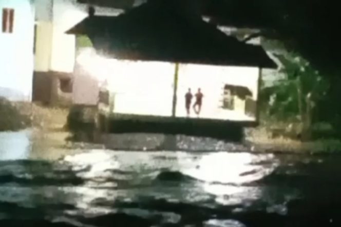 
					Hujan Lebat, Sungai Batang Natal Meluap, Warga Desa Perbatasan Mulai Mengungsi