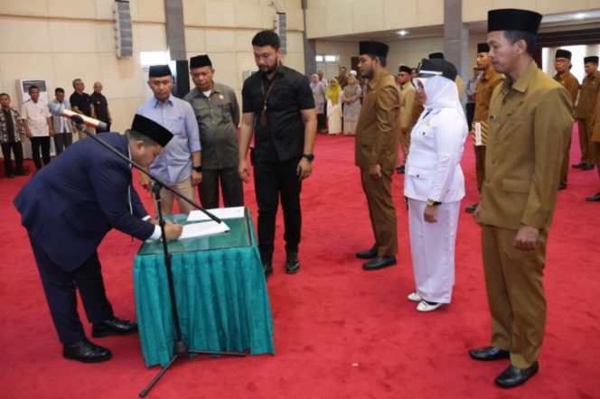 
					Bupati Tapsel Lantik Pejabat Administrator, Pengawas, Ka UPT Puskesmas dan Kepsek