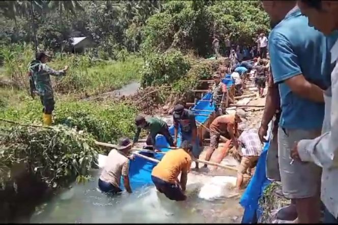 
					Koramil 12 Siabu Bersama Warga Gotong Royong Perbaiki Tanggul Irigasi Batu Tunggal