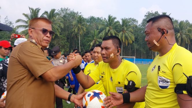 
					Buka Turnament Sepakbola Tukul CUP, Bupati Sukhairi Minta Seluruh Tim Junjung Sportivitas