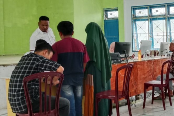 
					Disdukcapil Madina Jemput Bola, Lakukan Perekaman E KTP di Puncak Sorik Marapi