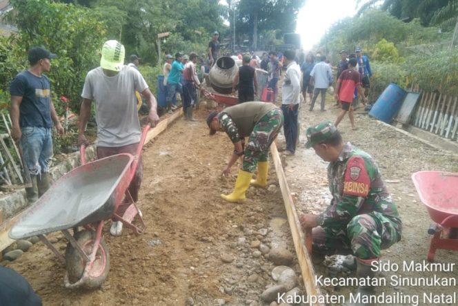 
					Koramil 20 Batahan Gerakkan Gotong Royong Perbaiki Jalan Desa Sidomakmur, Sinunukan