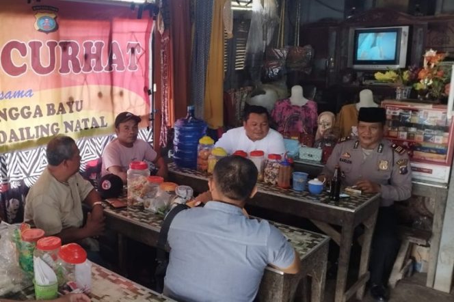 
					Jum’at Curhat, Polsek Lingga Bayu Sambangi Kedai Kopi di Simpang Gambir