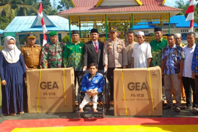 
					Usai Peringati Hari Pahlawan 2023, Forkompimcam Batahan Salurkan Bantuan Kemensos RI