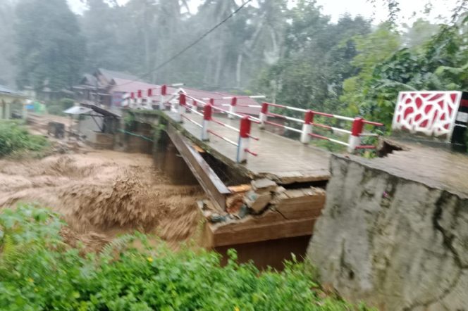 
					Diguyur Hujan Lebat, Sungai Aek Baru dan Muara Parlampungan Kecamatan Batang Natal Banjir