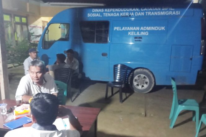 
					Disdukcapil Madina Kejar Bola, Rekam Cetak eKTP di Kecamatan Sinunukan
