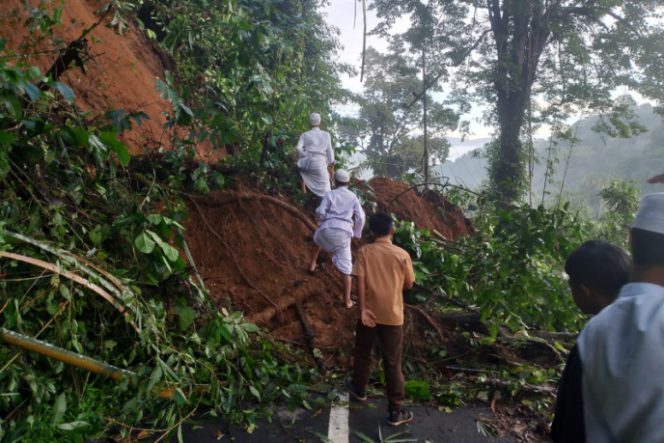 
					Lonsor Tutupi Badan Jalan Menuju Desa Pastab Julu, Listrik Padam