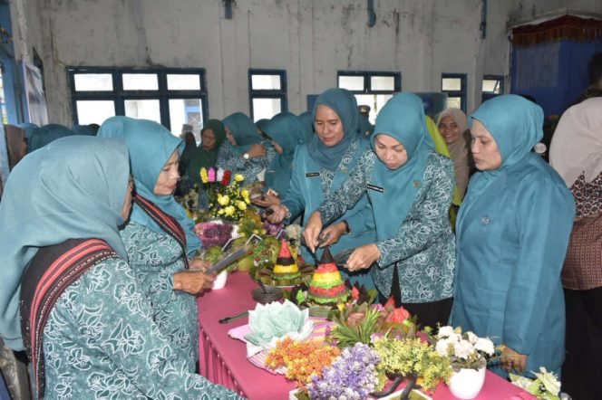 
					Eli Mahrani, Ketua TP PKK Madina Cicipi Kuliner Khas Rantobaek