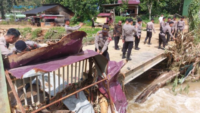 
					Polres Madina Bersihkan Sisa Material Banjir Luapan Aek Singolot di Ponpes Purba Baru