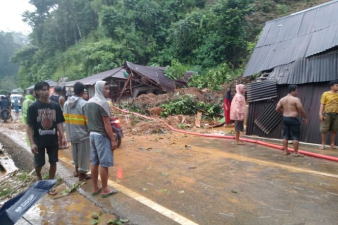 
					Tertimbun Longsor, 2 Rumah Warga Desa Batu Madinding Ambruk