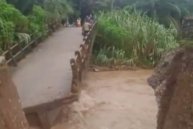 
					Jembatan Aek Siabu Ambruk, Penghubung Dua Kecamatan di Palas