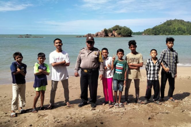 
					Aman dan Kondusif, Polsek Mbg Pantau Kondisi Wisata Pantai di H + 2 Lebaran 2024