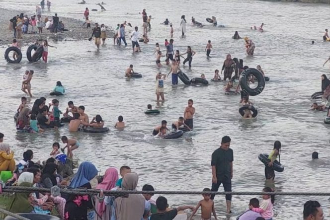 
					Lebaran H + 3, Objek Wisata Pantai Kahona Desa Rumbio Dipadati Pengunjung