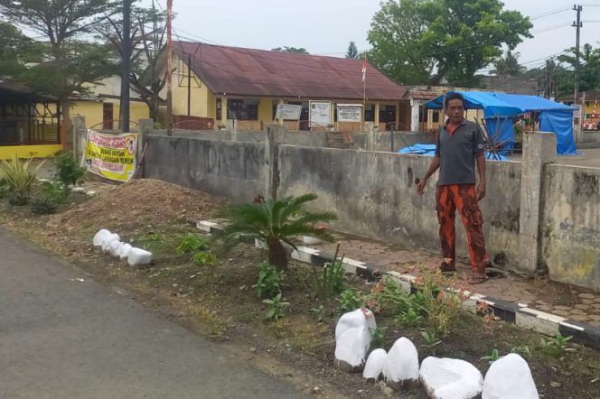 
					Cegah Pembuangan Sampah, Hasibuan Bangun Taman Mini Wilayah Kelurahan Pasar Sibuhuan