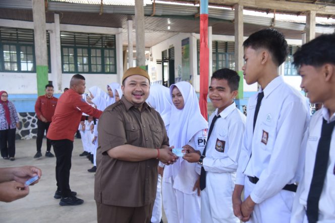 
					Bupati Tapsel Fasiltasi Pembuatan e-KTP Bagi Siswa-Siswi SMAN 1 Angkola Barat