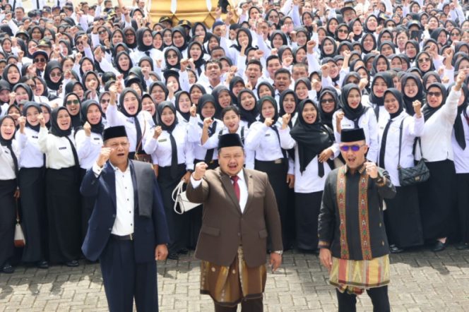 
					Pimpin Upacara Hardiknas 2024, Bupati Tapsel Kenakan Baju Adat Angkola