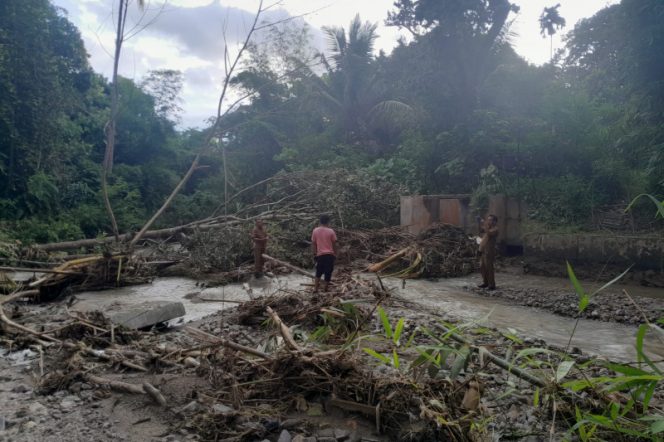 
					Forkopimcam Siabu Tinjau Dampak Kerusakan Banjir di 2 Desa