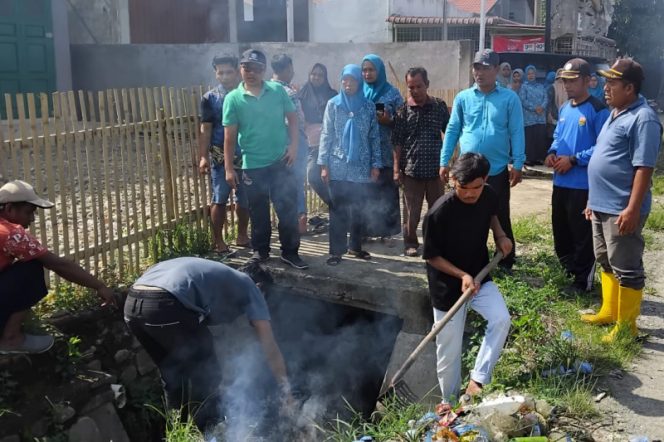 
					Dihadiri Camat Siabu, Pemdes Bonan Dolok dan Masyarakat Gelar Gotong Royong