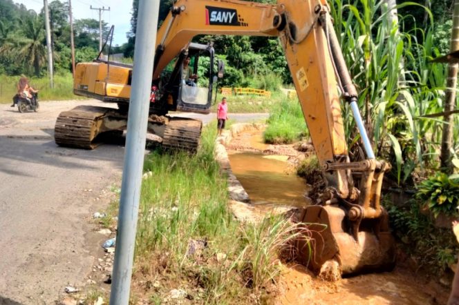 
					Antisipasi Banjir, Pemdes Ampung Siala Lakukan Pengorekan Parit Jalan