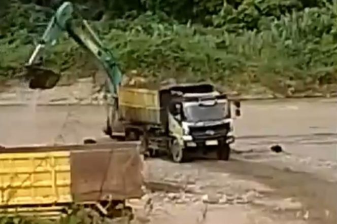 
					Aktivitas Galian C Illegal di Bantaran Sungai Batang Natal Belum Tersentuh Hukum