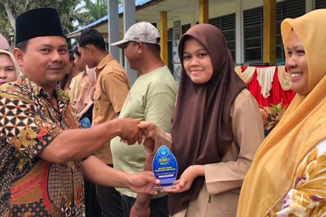 
					SMAN I Batahan Serahkan Rapor dan Beri Penghargaan Peserta Didik Berprestasi