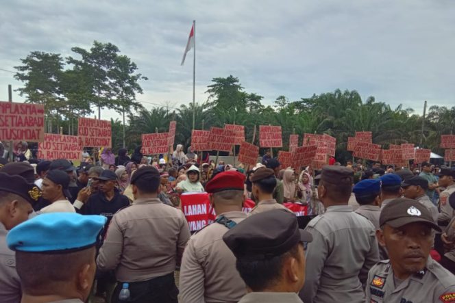 
					Masyarakat Batu Sondat Demo PTPN4, Tuntut Kekurangan Lahan Plasma KUD Setia Abadi