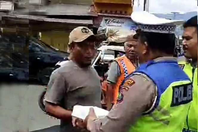 
					Raih Keberkahan, Satlantas Polres Palas Membagikan Nasi kotak Kepada Pengguna Jalan