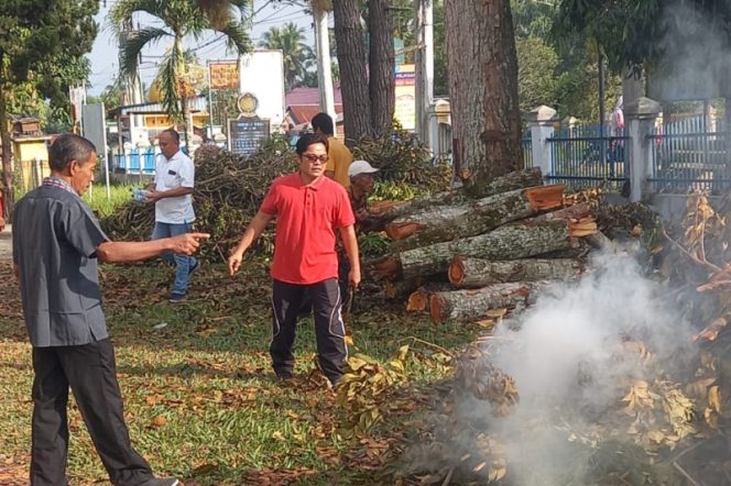 
					Camat Siabu : Kegiatan Jum’at Bersih Memperkuat Silaturahmi Antar Instansi