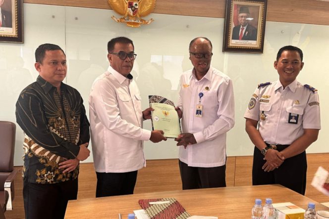 
					Percepat Pengoperasian, Bupati Madina Serahkan Sertifikat Pemungsian Bandara AH Nasution