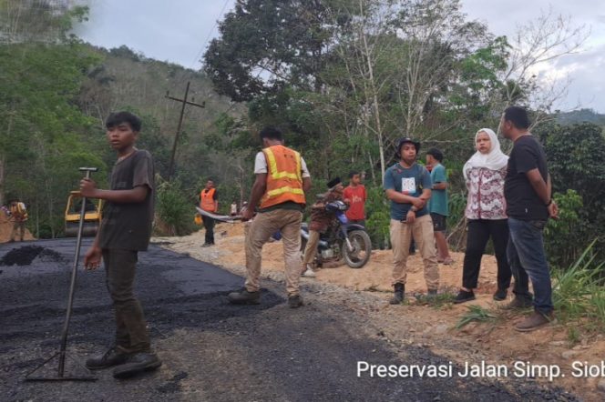 
					Kadis PUPR Madina Pantau Pengaspalan Jalan Siobon – Aek Mata DAK 2024, Panjang 3,7 Km
