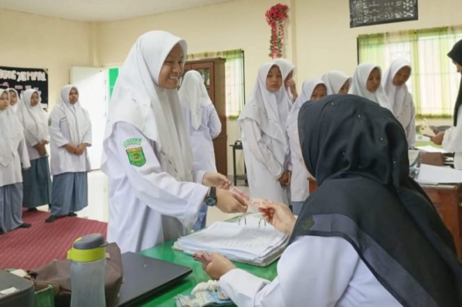 
					MAN 1 Madina Kembali Salurkan Zakat Guru Kepada 50 Siswa – Siswi Kurang Mampu