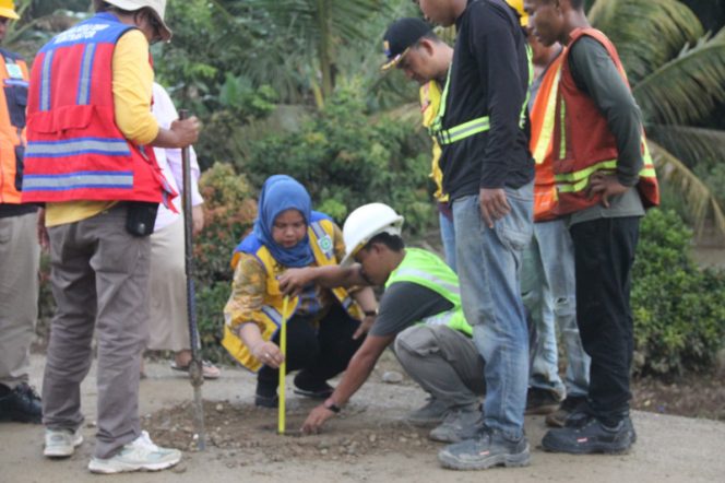 
					Kadis PUPR Madina Cek Mutu Base Sebelum Pengaspalan Ruas Bintungan Bejangkar – Kampung Kapas