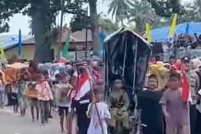 
					Karnaval HUTRI Ke 79, Tampilan Pelajar SDN 357 Natal Gambarkan Perjuang Kemerdekaan