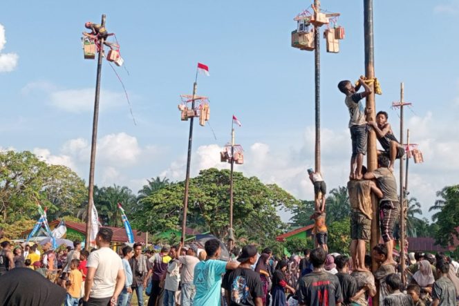 
					Semarak HUTRI 79, Sekda Buka Hiburan Rakyat Panjat Pinang Antar OPD Pemkab Palas