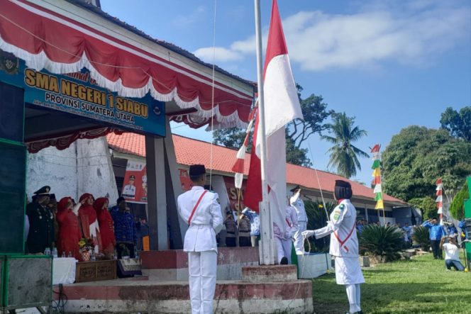 
					58 Anggota Paskibra Kecamatan Siabu Sukses Kibarkan Bendera di Upacara HUT RI Ke 79