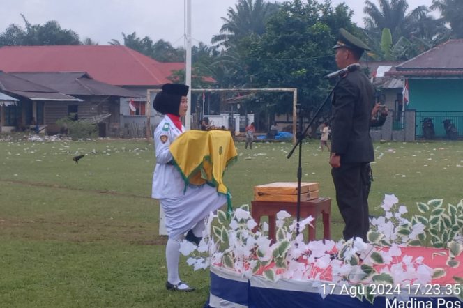
					Danramil 20 Batahan Inspektur Upacara Penurunan Bendera HUT RI Ke 79 di Batahan