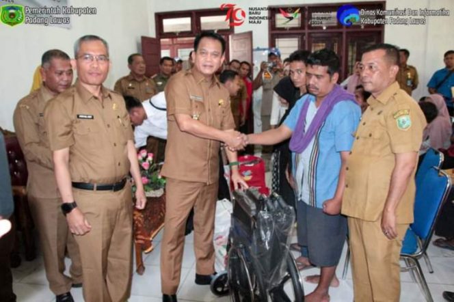 
					PJ Bupati Ardan Noor Serahkan Bantuan Sandang Pangan Kemensos RI