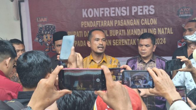 
					Ketua KPU Madina Nyatakan Berkas Pendaftaran Paslon Saipullah – Atika Lengkap