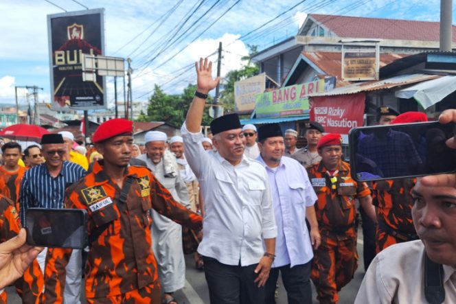 
					Diantar Ribuan Pendukung, Pasangan Harun Musthafa – Ichwan Daftar di KPU Madina