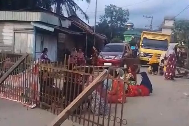 
					Sore Tadi, Warga Tapus Kembali Lakukan Aksi Blokade Jalan Raya Natal – Simpang Gambir