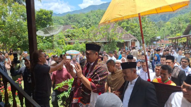 
					Bobby Nasution Ke Gunung Baringin, Teriakan SAHATA Menggema