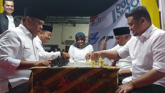 
					Momen 5 Nasution Satu Meja, Di Tournamen Catur Bobby – Surya Cup 1 Madina