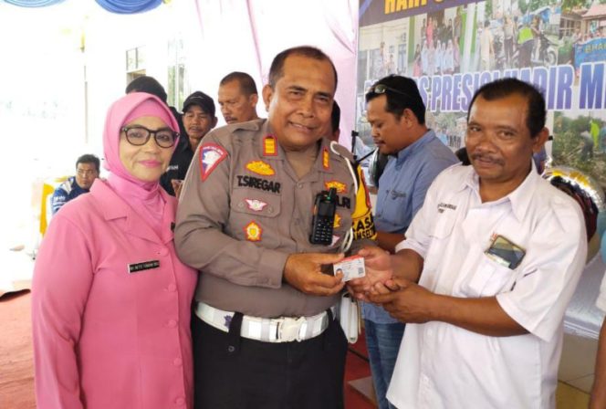 
					Syukuran HUT Polantas RI Ke-69 Satlantas Palas Bagikan Helm Dan SIM Gratis Kepada Awak Media