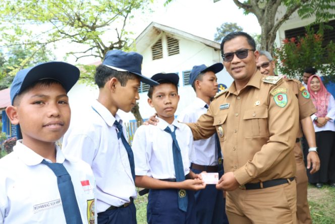 
					Plt Bupati Tapsel Bagikan KIA Ke Siswa-Siswi SD dan SMP Angkola Timur